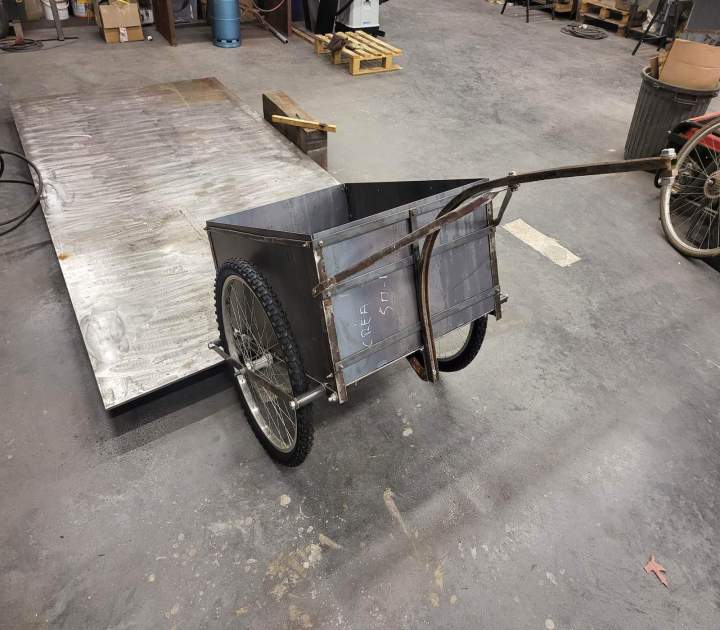 Mini-brouette en métal La Roche-sur-Yvon